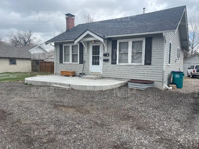 Building Photo - 610 S Loomis Ave