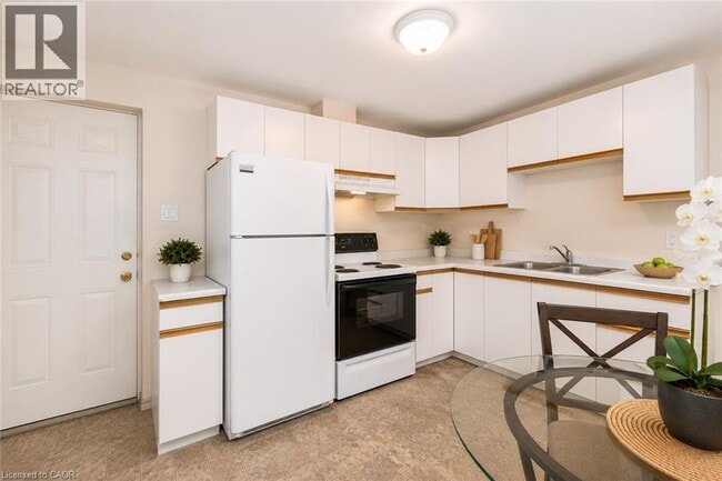 Photo - 442 Blythwood Pl