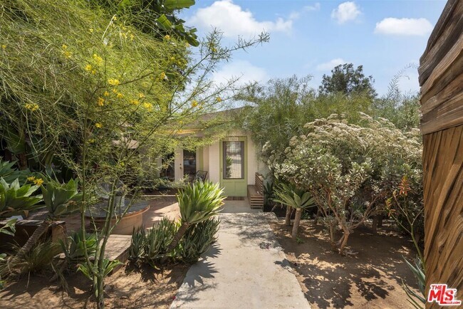 Building Photo - 1936 N Alvarado St Rental