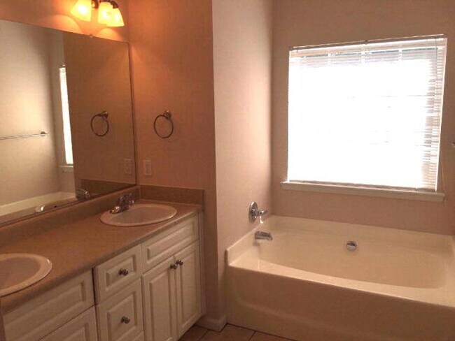 Photo - 913 Cabot Cove