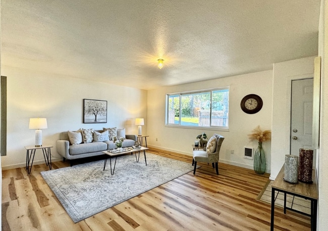 60 E Peyton Pl