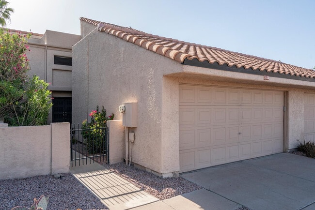 Building Photo - 1656 N Sierra Vista Dr
