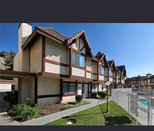 Building Photo - 9325 Sunland Park Dr