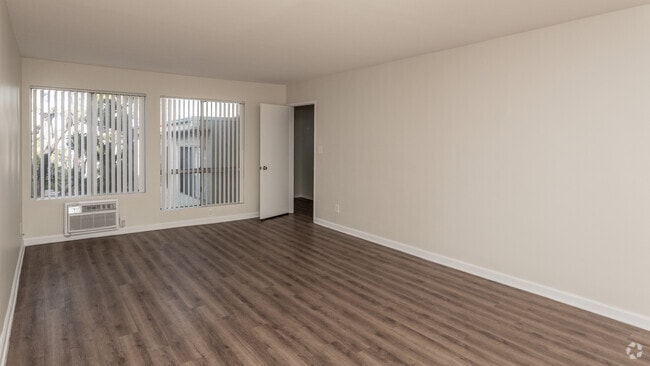1BR, 1BA - 800-830 SF