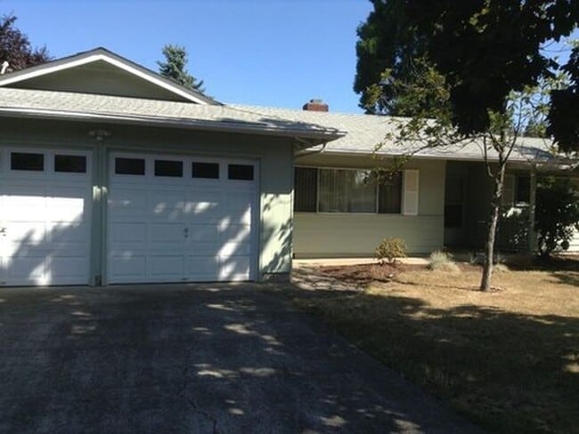 Building Photo - Winter Special-$300-1st Months Rent-Beautiful Three Bedroom Home