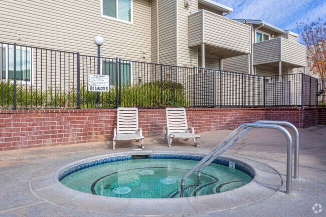 Spa - Pepperwood Knoll Apartments