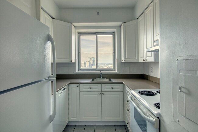 Building Photo - 3555 Chem. de la Côte-des-Neiges Unit 1706