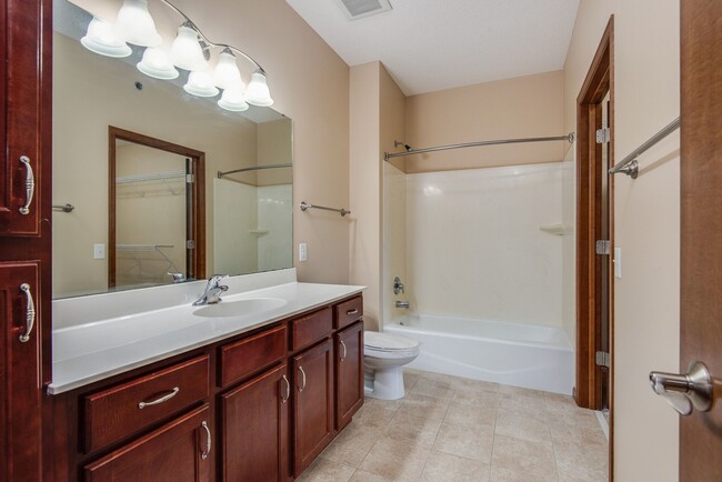 Oaks Glen Lake Apartments