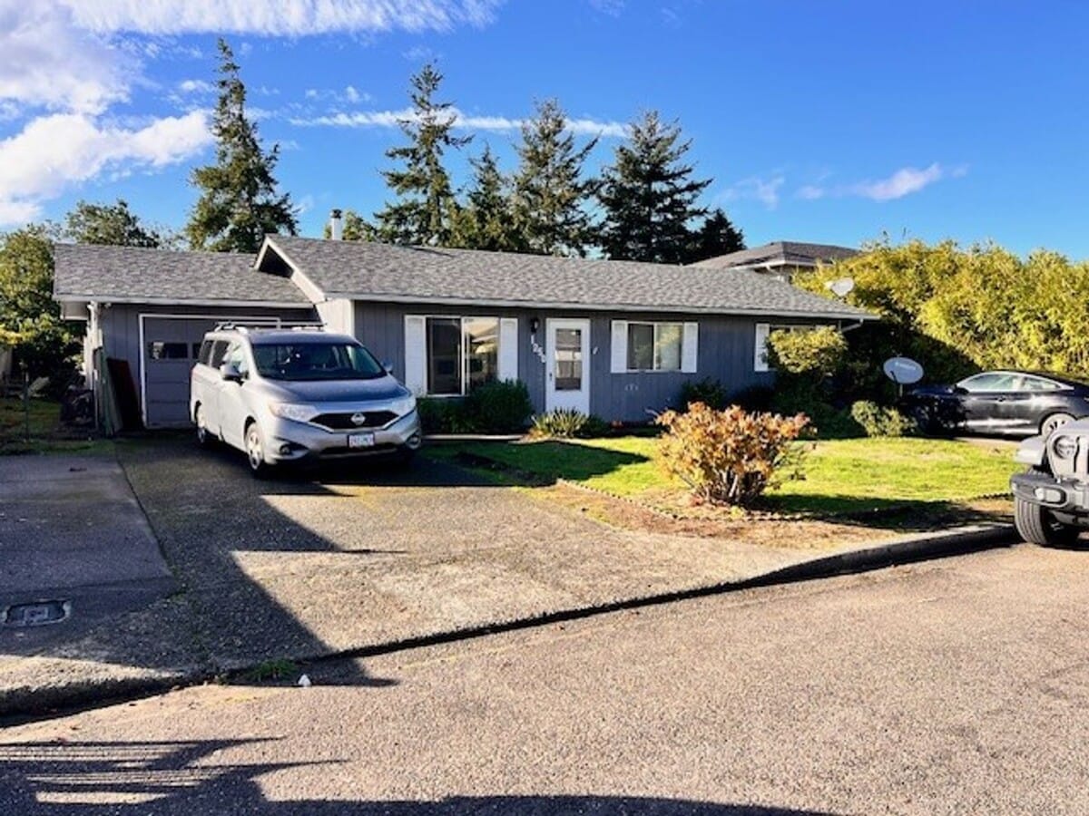 3 bedroom 1 bath house w/ attached garage ... - 3 bedroom 1 bath house w/ attached garage ...