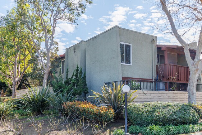 1000 - 1040 Oeste de MacArthur Blvd. - MacArthur Village