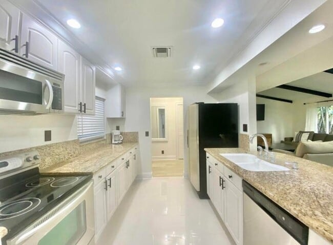 Building Photo - 556 SW 24th Ave