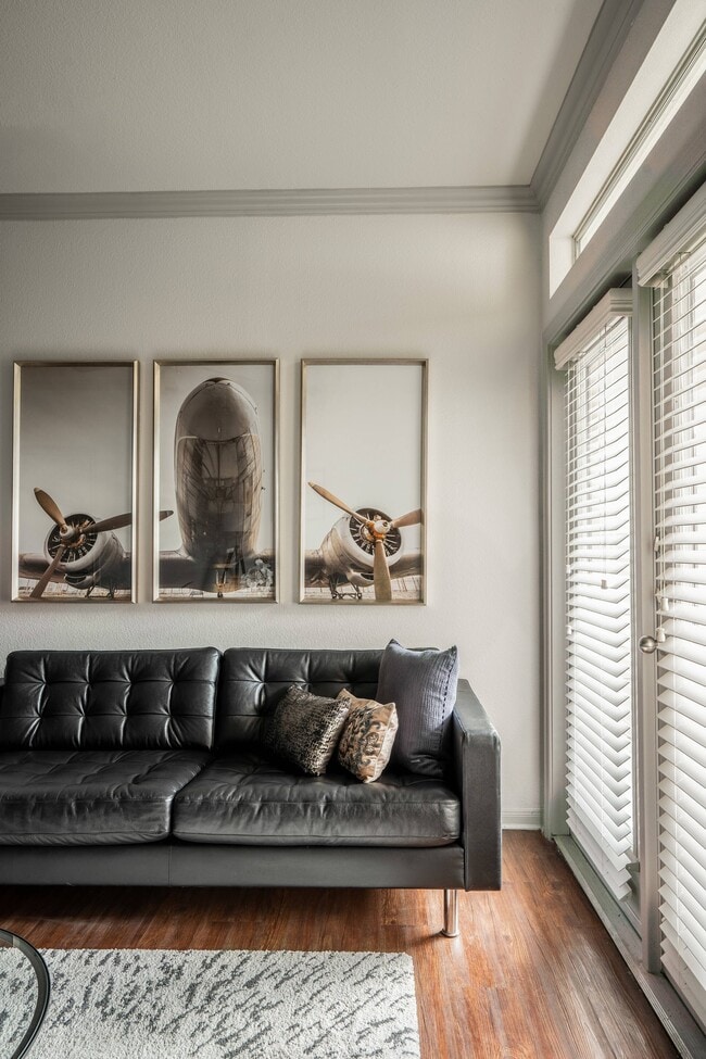 Amplia sala de estar independientes - The Henry at Liberty Hills