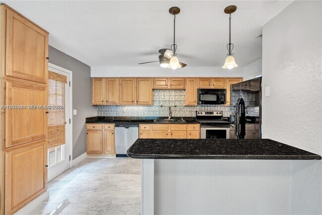 Photo - 735 NE 38th St