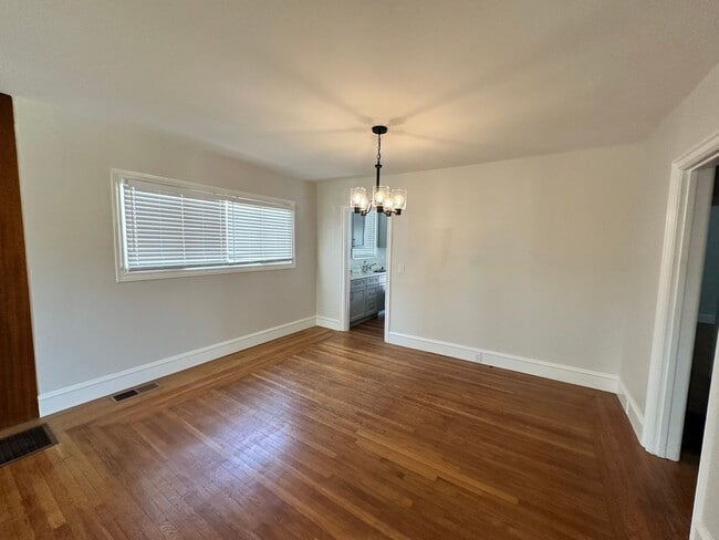 Photo - 669 Neilson St