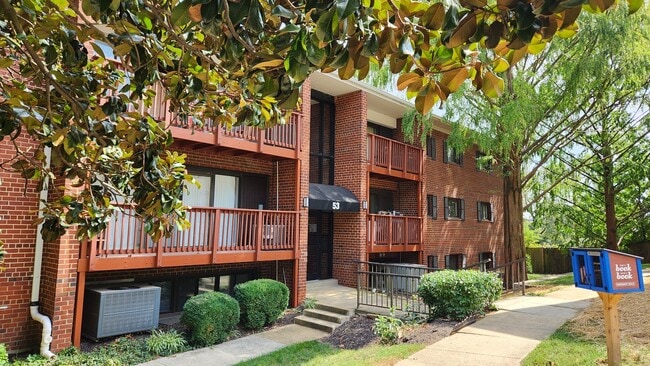 Building Photo - Completely Remodeled 2/2 Condo Unit 301