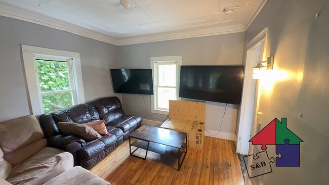 Building Photo - 1-239 1/2 Main St Unit 239 1/2 Rental