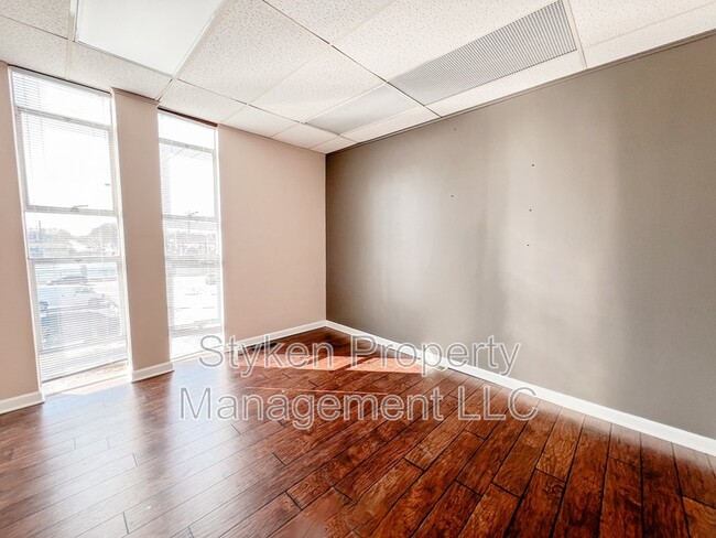 Photo - 555 S Schuyler Ave