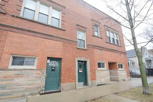 Building Photo - 2515 W Winona St Unit M04H