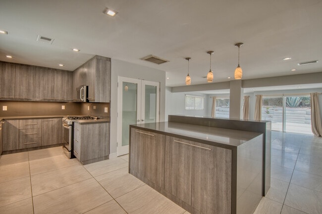 Photo - 20516 Clark St
