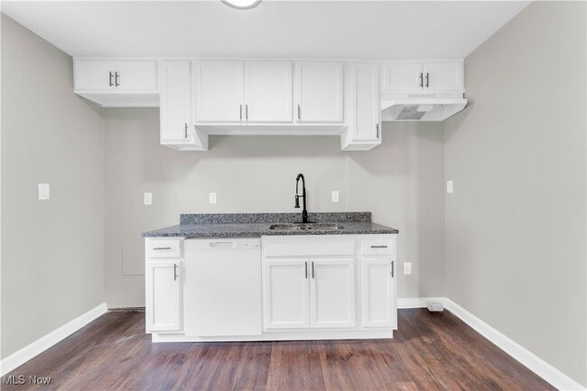 Building Photo - 4646 E 147th St Unit 1/DN