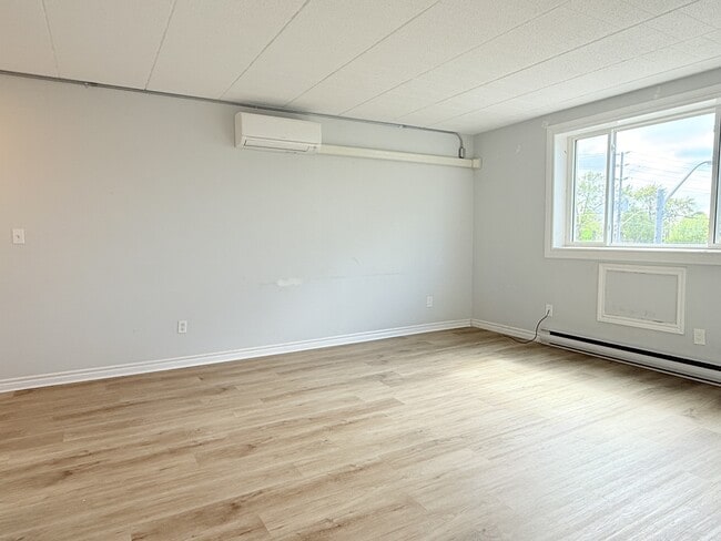 Photo - 360 Tecumseh Rd W Unit 307