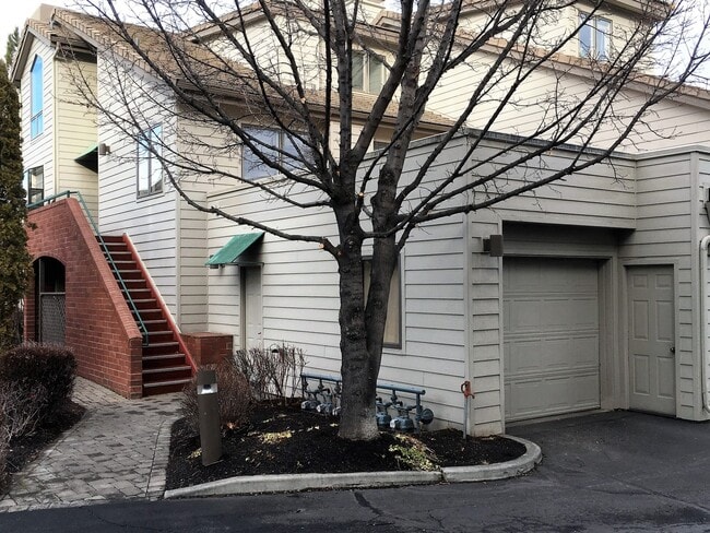 Beautiful Riverfront Condo in NW Bend! - Beautiful Riverfront Condo in NW Bend!