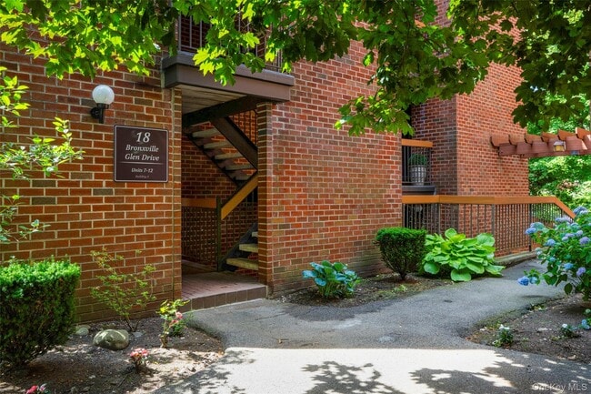 Building Photo - 18 Bronxville Glen Dr Unit 11