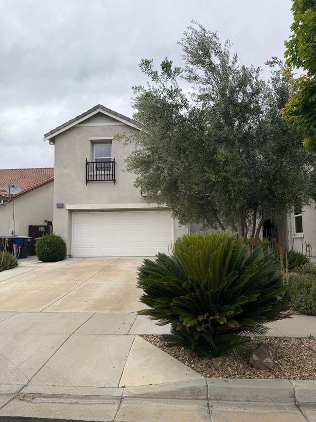 Building Photo - Gorgous 4 bedroom, 3 full bath home with pool