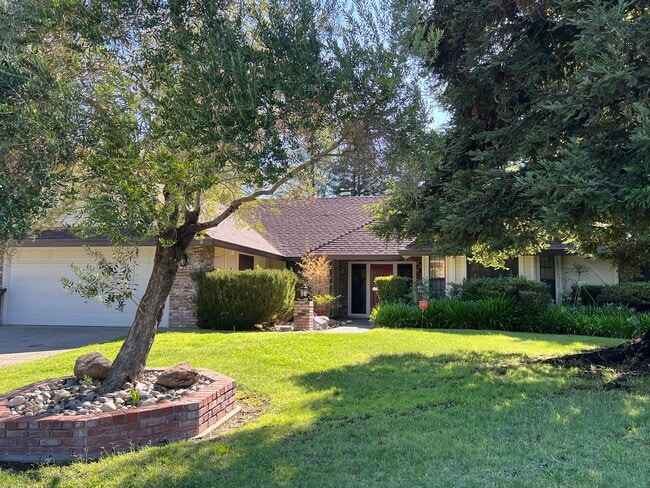 Building Photo - 3 BEDROOM/2 BATH EAST ROSEVILLE BEAUTY W/P... Rental