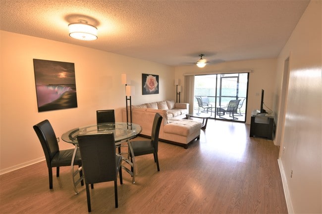 Large open-concept living space. - 1201 SE Parkview Pl Unidad G3 Rental