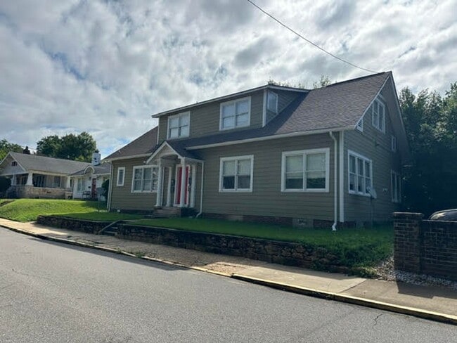 Photo - 425 Caplewood Dr Unit A