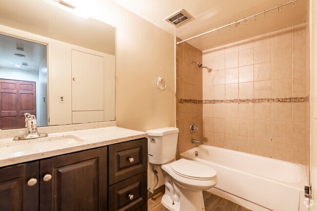 1 habitación, 1 baño - 750 pies cuadrados - Balcón en el dormitorio - Baño - 832 Packard St