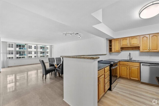 Building Photo - 5151 Collins Ave Unit #730 Rental