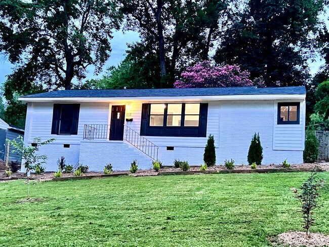 Building Photo - Stunning 3 bed 2 bath home with fenced yard