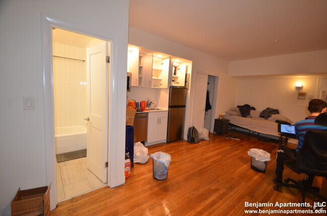 Building Photo - 493 Beacon St Unit 1 Rental