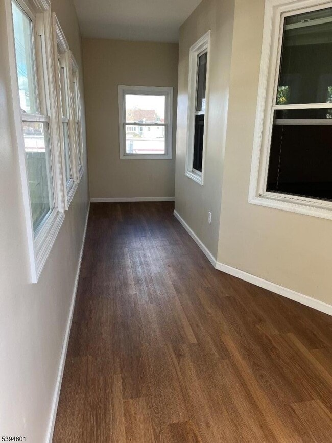 Photo - 469 Crooks Ave