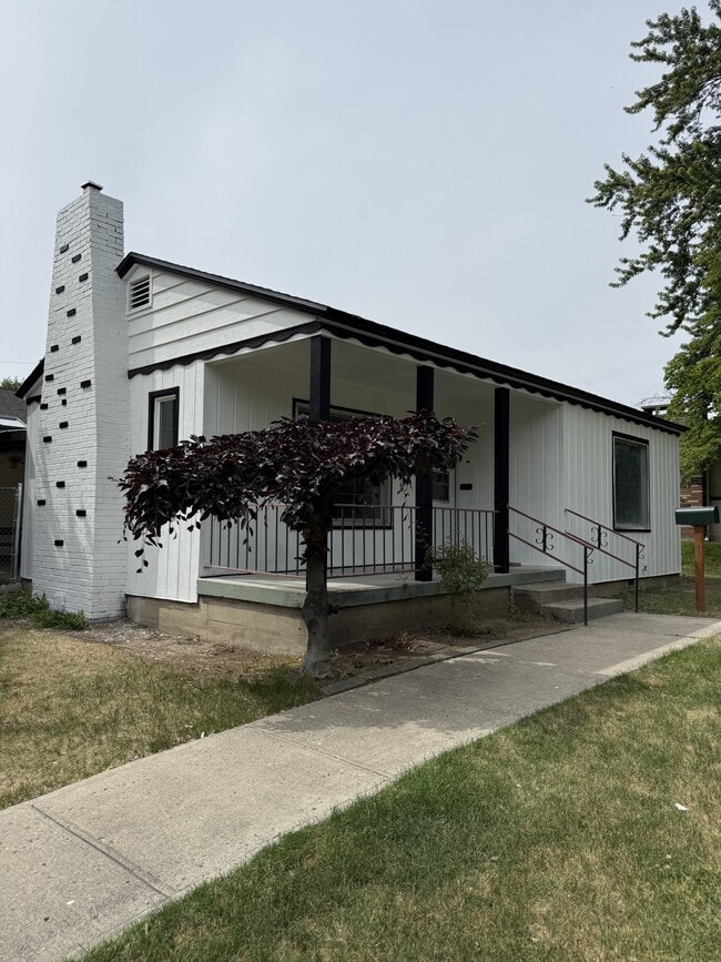 Building Photo - 624 S 19th Ave