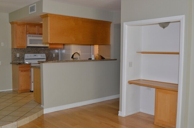 Kitchen from Living Room - 521 Montana Ave Unidad 205