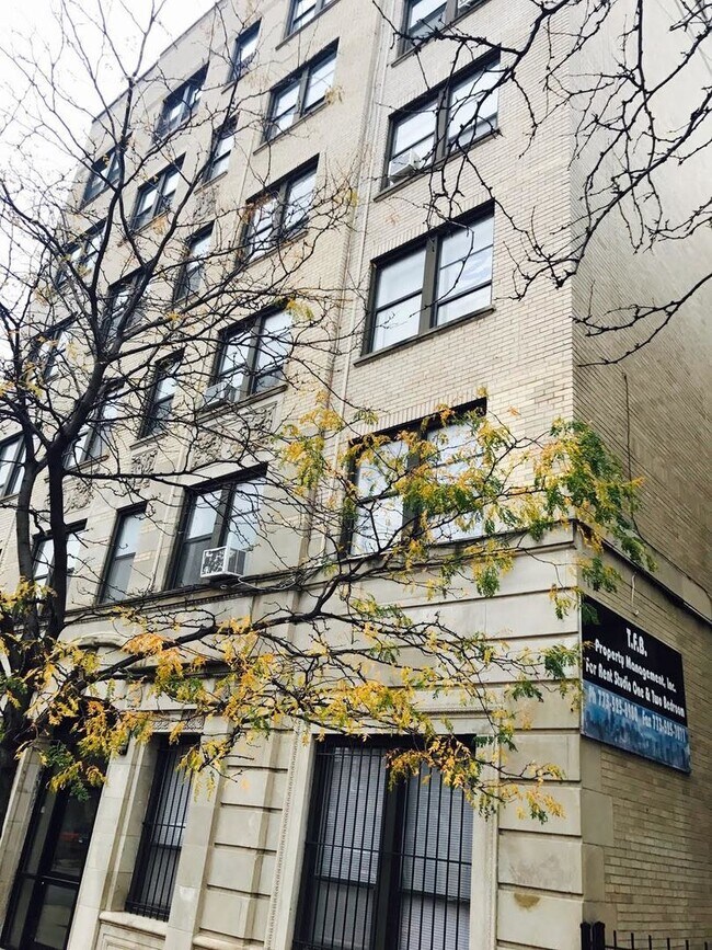 Building Photo - 3933 N Clarendon Ave Unit 701PH Rental