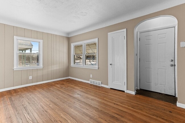 Photo - 19595 Waldron St