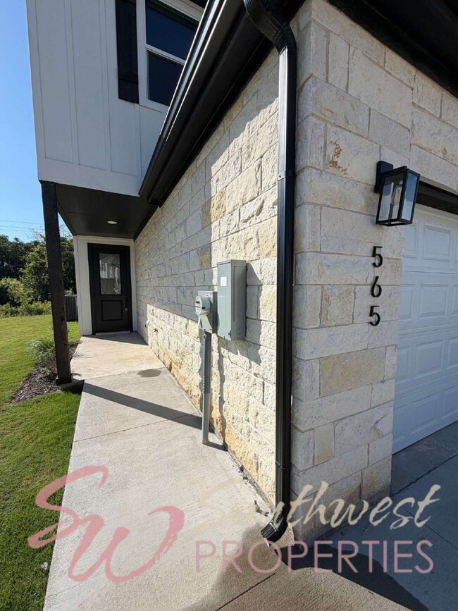 Building Photo - FOUR bedroom townhome. Can't get any closer to campus than this!