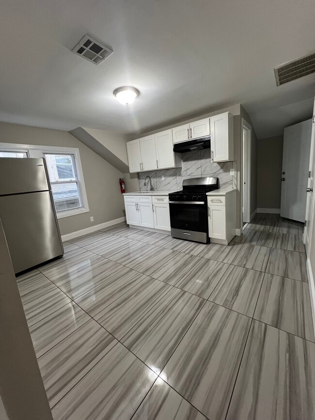 Building Photo - lyons Unit 3