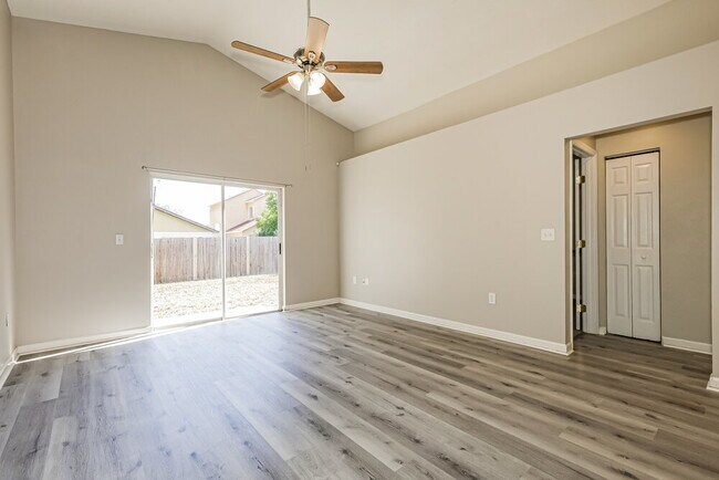 Photo - 535 Royal Ridge St