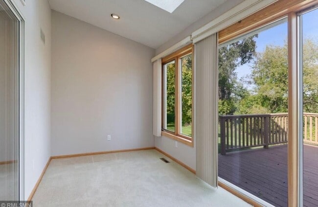 Photo - 520 Deer Ridge Ln S