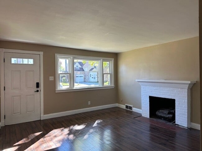Photo - 5000 Locust Ln