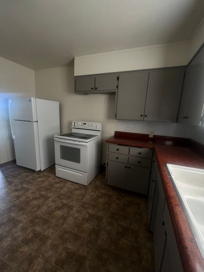 Photo - SPACIOUS THIRD LEVEL 2 BED 1 BATH UPSTAIRS END UNIT THAT OVER LOOKS THE CITY Unit 1565-10