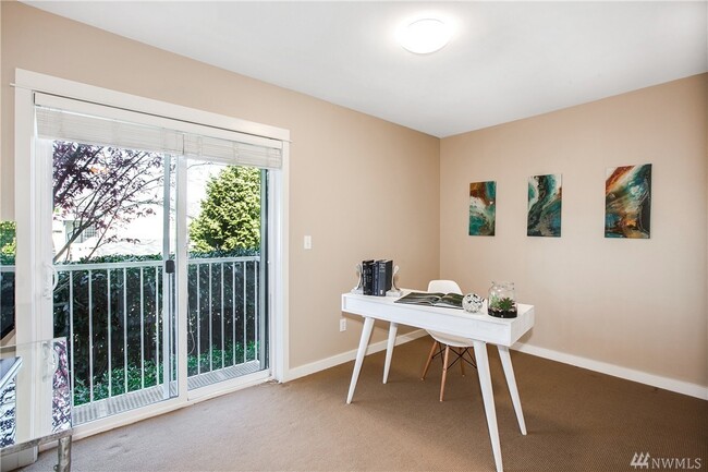 Bedroom 1/study with flower-pot balcony - 1110 29th Ave S