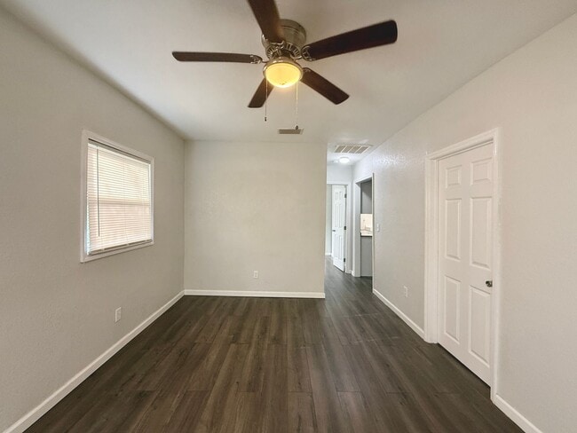Photo - 2 Bedroom, 1 Bathroom Home with Yard - Fle...