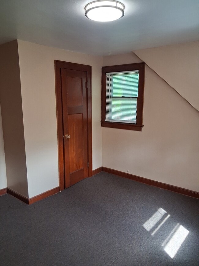 Building Photo - 2813 W Bobolink Ave Unit Upper Duplex