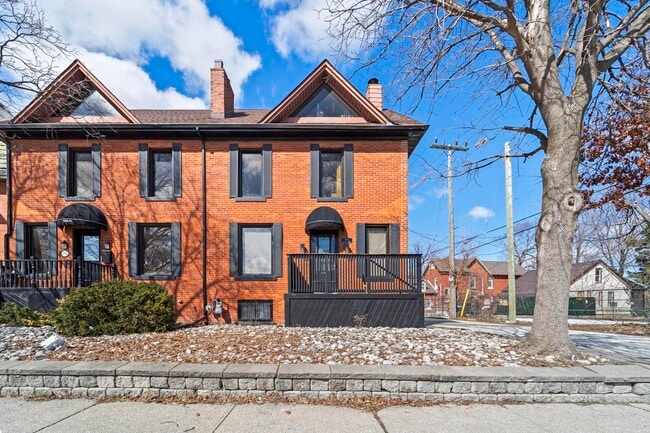 Building Photo - 560 Chatham St W